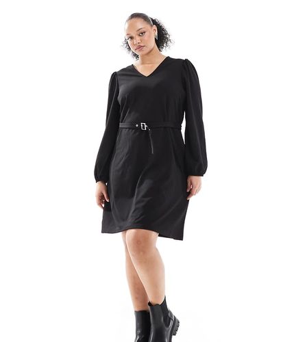 Robe courte avec ceinture - Vero Moda Curve - Modalova