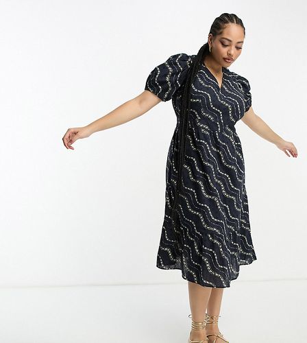 Robe mi-longue en broderie anglaise avec naud dans le dos - Marine fleuri - Vero Moda Curve - Modalova