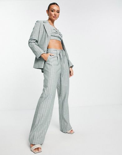 Pantalon de tailleur large ajusté avec liens noués à la taille - Rayures grises - Vero Moda - Modalova