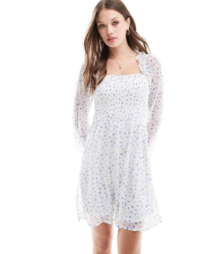 Robe babydoll courte à petites fleurs avec manches longues et encolure carrée - Vero Moda - Modalova