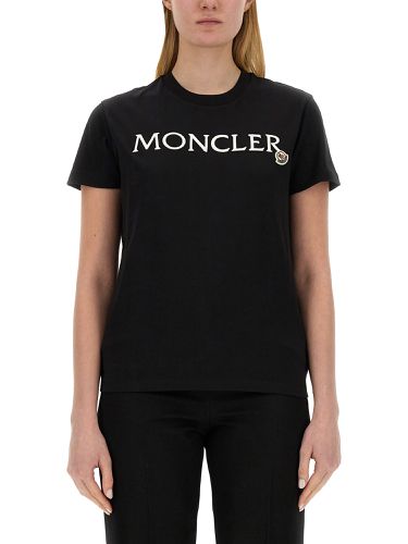 Moncler t-shirt with logo - moncler - Modalova