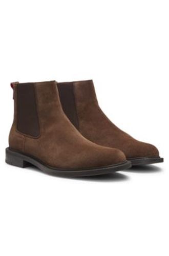 Bottines Chelsea en daim à logo gaufré - HUGO - Modalova