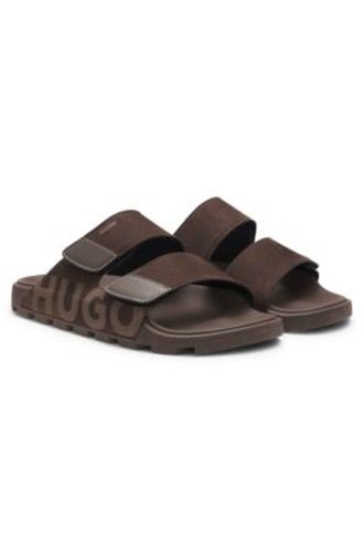 Mules en faux cuir suédé avec détails de logo - HUGO - Modalova