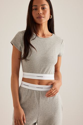 T-shirt côtelé court en Grey taille: XS chez Anthropologie - Calvin Klein - Modalova