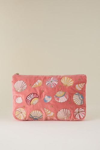 Pochette en Velours Brodée de Coquillages en Orange chez Anthropologie - Elizabeth Scarlett - Modalova