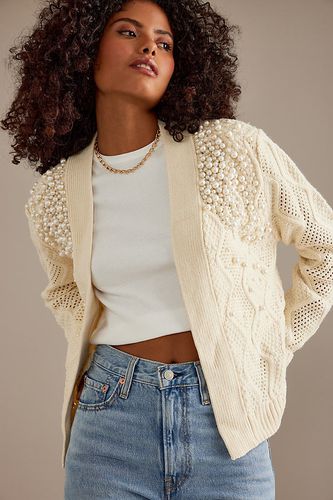 Cardigan en maille torsadée orné de perles par en Beige - By Anthropologie - Modalova