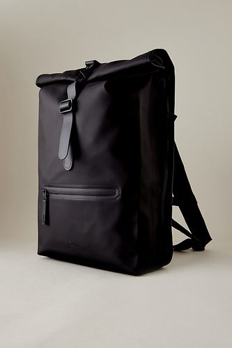 Sac à dos imperméable à fermeture roulée sur le haut en Black chez Anthropologie - Rains - Modalova