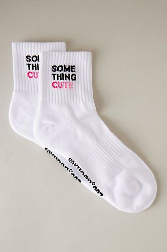 Chaussettes au mollet en coton bio avec slogan Something Cute en Pink chez Anthropologie - Soxygen - Modalova