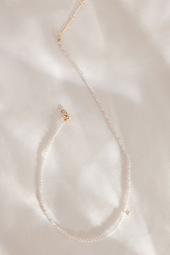 Collier de perle avec pendentif monogrammé pavé plaqué or par - Par Anthropologie - Modalova