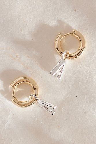 Boucles d'oreilles pendantes monogramme en métal chez - Anthropologie - Modalova