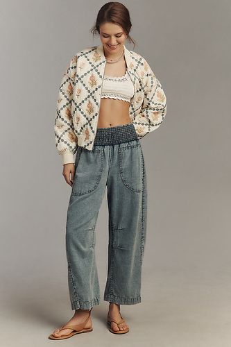 The Reese Smocked Pull-On Barrel Trousers: Denim Edition par en Blue, taille: M chez Anthropologie - Pilcro - Modalova