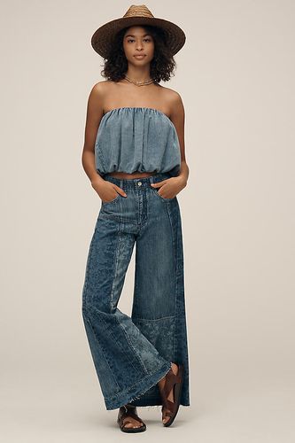 Le Jean Flare Décontracté Effiloché Adi Taille Mi-Haute par : Édition Retravaillée en Blue, taille: 23 chez Anthropologie - Pilcro - Modalova