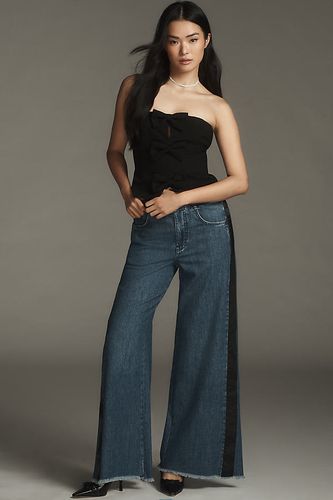 Le Jean Flare Décontracté Effiloché Mi-Taille Adi par : Édition Smoking en , taille: 25 chez Anthropologie - Pilcro - Modalova