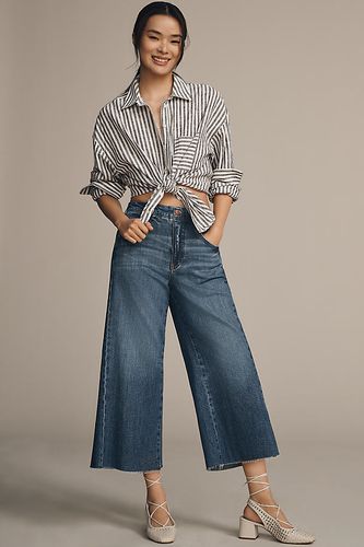 Le jean évasé décontracté effiloché mi-taille Adi de : Édition raccourcie en Blue, taille: 26 chez Anthropologie - Pilcro - Modalova