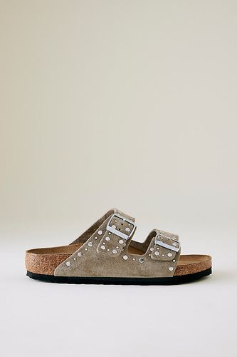 Sandales cloutées Arizona en Beige taille: 37 chez Anthropologie - Birkenstock - Modalova