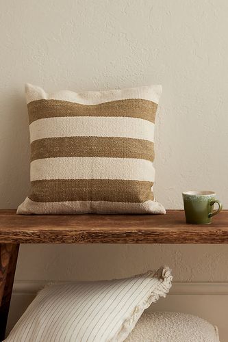 Coussin India Olive Stripe en Green chez Anthropologie - Ellenvale Interiors - Modalova