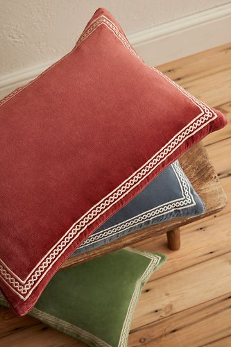 Coussin en Velours Shisho en Red chez Anthropologie - Birdie Fortescue - Modalova