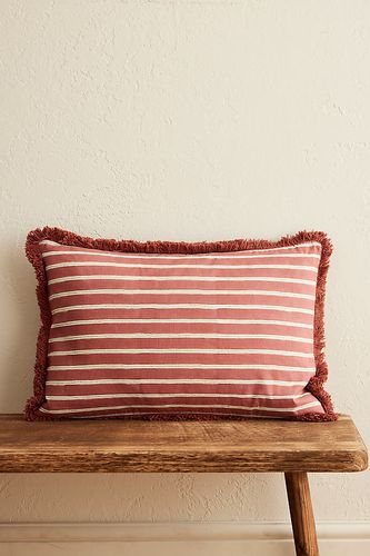 Coussin à rayures Edo en Red chez Anthropologie - Birdie Fortescue - Modalova