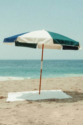 The Amalfi Beach Umbrella en Blue chez Anthropologie - Business & Pleasure Co. - Modalova