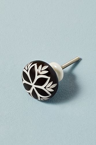 Bouton de porte en résine à fleur gravée en Black chez - Anthropologie - Modalova