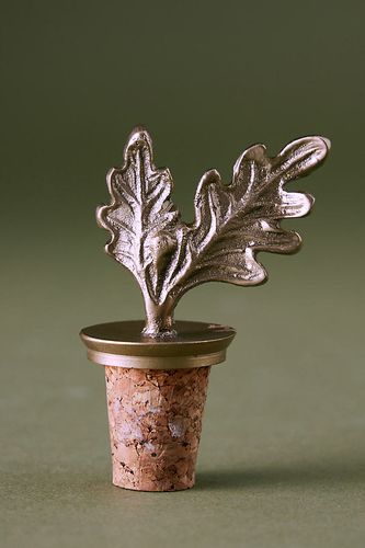 Bouchon de Bouteille en Laiton Feuille de Chêne en Gold chez Anthropologie - nkuku - Modalova