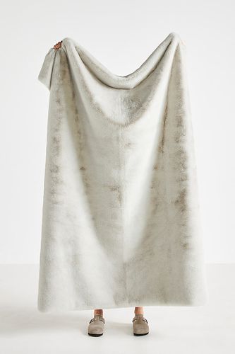 Couverture en fausse fourrure Sophie en Grey chez - Anthropologie - Modalova