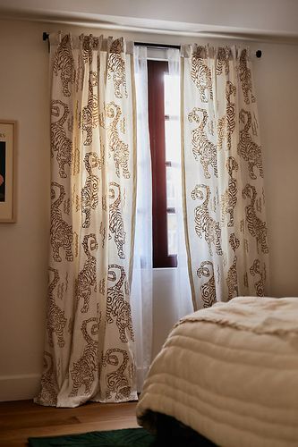 Rideau Flemming Brodé en Beige taille: 108" chez - Anthropologie - Modalova