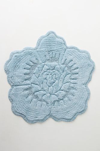 Tapis de bain en coton touffeté Castile Rose en Blue chez - Anthropologie - Modalova