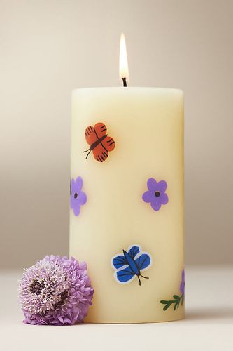 Faye Floral Pillar Candle par en White - By Anthropologie - Modalova