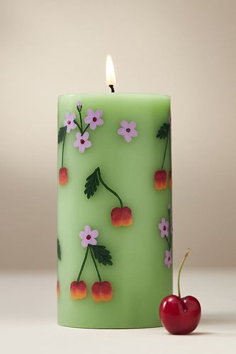 Faye Floral Pillar Candle par en Green - By Anthropologie - Modalova