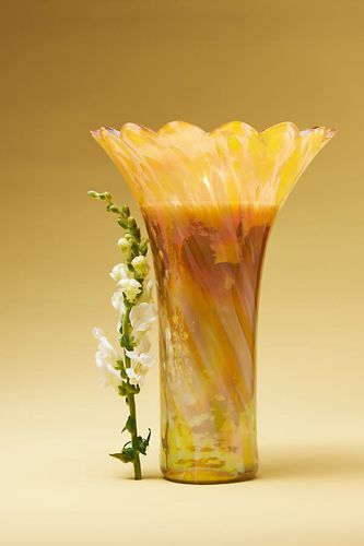 Bougie dans un bocal en verre fleuri, parfum frais Vetiver & Sandalwood Cheena en Gold taille: M chez - Anthropologie - Modalova