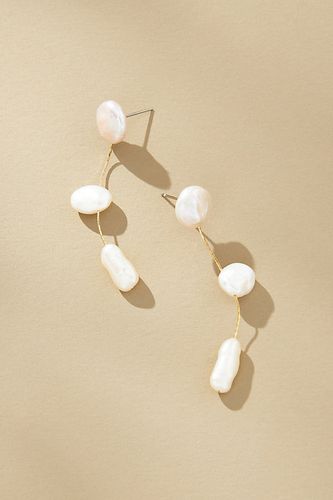 Triple Pearl Drop Earrings par en - By Anthropologie - Modalova