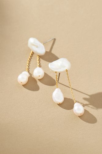 Boucles d'oreille plaqué or à pendentifs perle Cloud par en chez Anthropologie - Serefina - Modalova