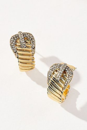 Pavé Ribbed Buckle Earrings par en Gold - By Anthropologie - Modalova