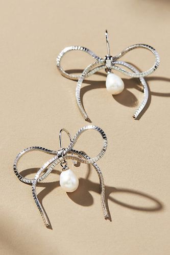 Pearl Bow Earrings par en Silver - By Anthropologie - Modalova