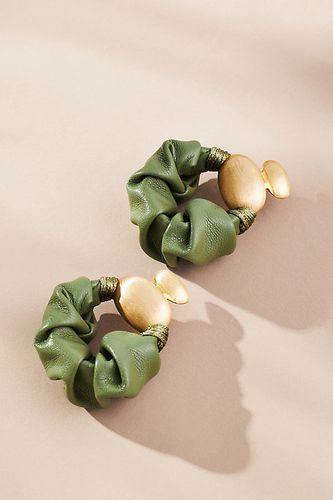 Boucles d'oreilles sculptées plissées avec goutte en métal par - By Anthropologie - Modalova