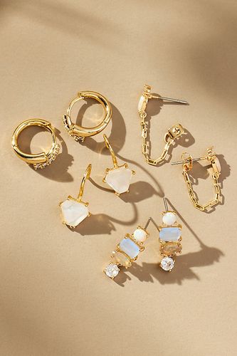 Boucles d'oreilles Huggie pierre de naissance, lot de 4 par en White - By Anthropologie - Modalova