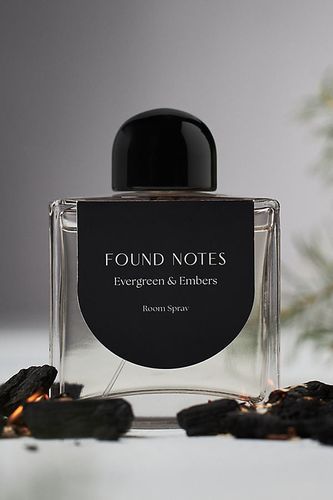 Found Notes Woody Evergreen & Embers Room Spray par en Black - Found Notes by Anthropologie - Modalova