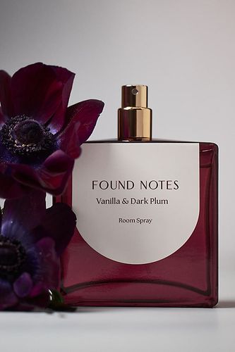 Found Notes Fruity Vanilla & Dark Plum Room Spray par en White - Found Notes by Anthropologie - Modalova
