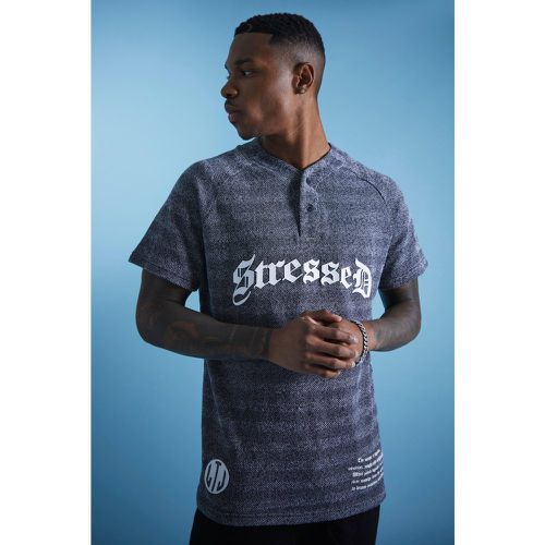 Lil Tjay Polo texturé à imprimé baseball - Boohooman - Modalova