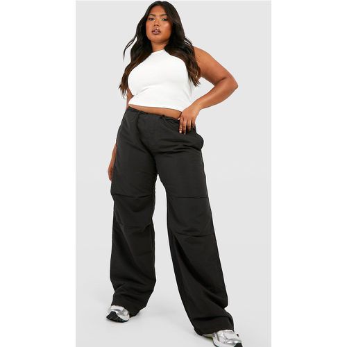 Grande Taille - Pantalon Cargo Parachute - boohoo - Modalova