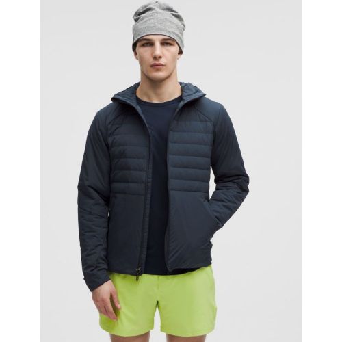 Quand le mercure chute, cette doudoune à capuche hydrofuge ne vous laisse pas tomber. Son duvet d’oie léger vous garde au chaud tandis que les ban - 124050313 - Modalova