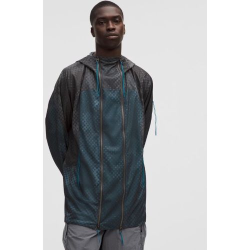 Associant art et innovation, chaque pièce de cette collaboration fait bouger les limites pour créer un nouveau type de mouvement. Le tissu transpare - 156501348 - Modalova