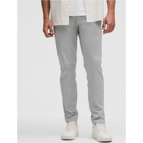 Le jean à cinq poches revisité. Ce pantalon à coupe slim est doté de la technologie ABC™ et vous procure liberté de mouvement et confort toute - 147154277 - Modalova