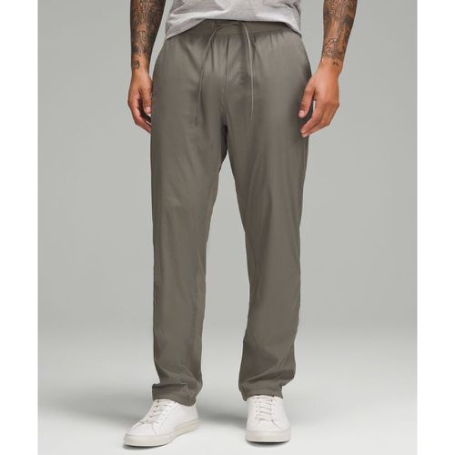 – Pantalon coupe classique léger en sergés – Gris – Taille L - lululemon - Modalova