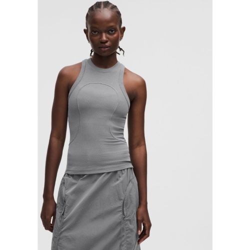 Associant art et innovation, chaque pièce de cette collaboration fait bouger les limites pour créer un nouveau type de mouvement. Le design exclusif - 156500721 - Modalova