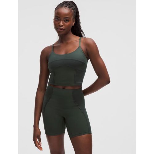 Dix ans de lululemon Align™, ça se fête. Cette édition spéciale présente des bandes satinées et des lignes inspirées des corsets, avec la sen - 157681102 - Modalova