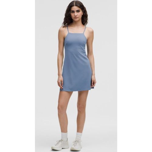 Quand ne rien sentir est essentiel. Cette robe vous apporte la douceur incomparable de la collection lululemon Align™ grâce à sa doublure épurée - 156507795 - Modalova