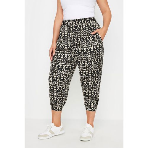 Curve Black Ikat Print Textured Cropped Harem Trousers, Grande Taille & Courbes - Yours - Modalova