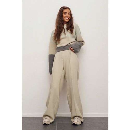 Pantalon de costume ample taille haute - Beige - Chloé Monchamp x NA-KD - Modalova